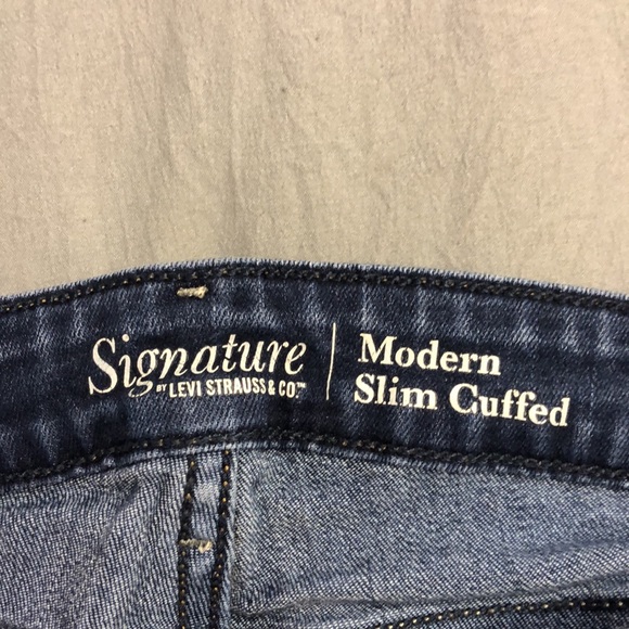 •Cute signature Levi Strauss &CO mom jeans• - Picture 3 of 3